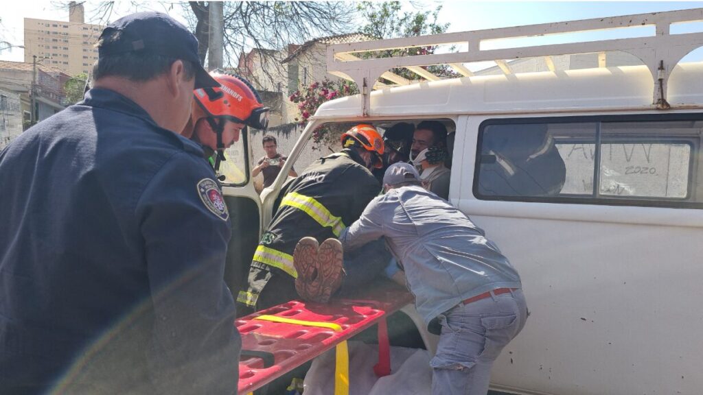 Motorista de Kombi fica ferido após acidente na Marginal Tatu, em Limeira 