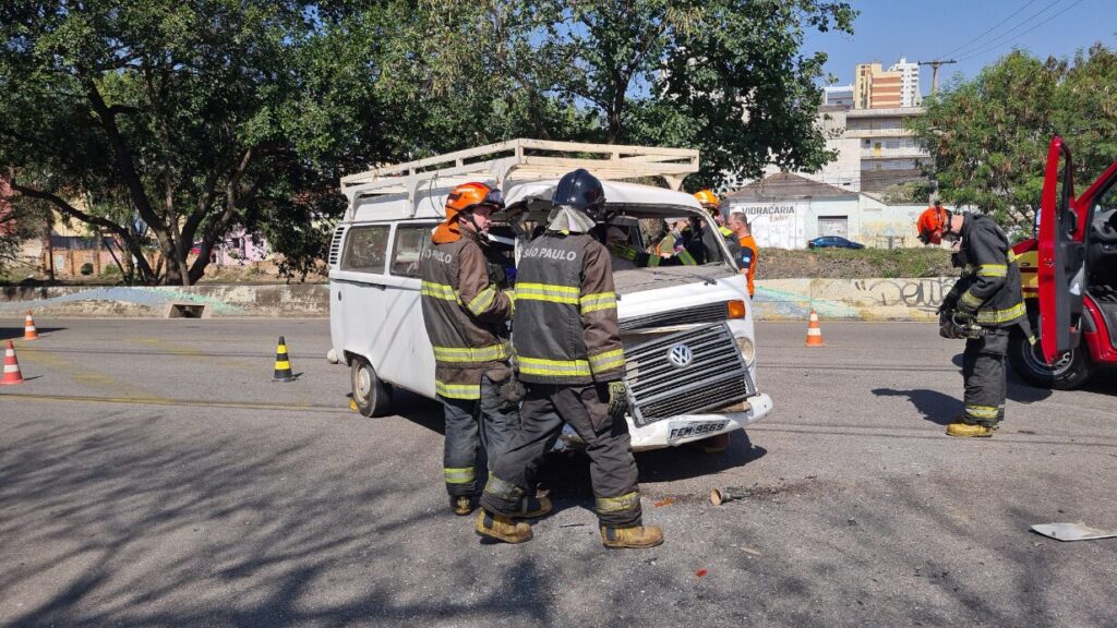 Motorista de Kombi fica ferido após acidente na Marginal Tatu, em Limeira 