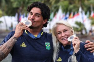 Brasil-conquista-duas-medalhas-no-surfe-em-Paris