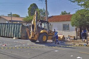 Com-risco-para-dengue-casa-na-Vila-Queiroz-e-alvo-de-limpeza-compulsoria