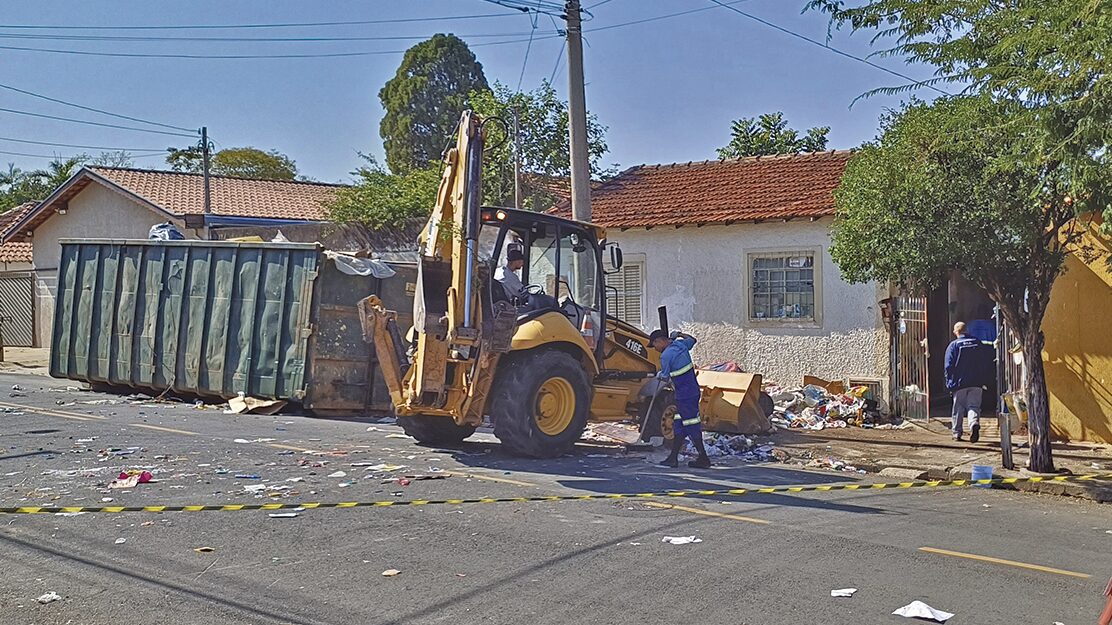 Com-risco-para-dengue-casa-na-Vila-Queiroz-e-alvo-de-limpeza-compulsoria