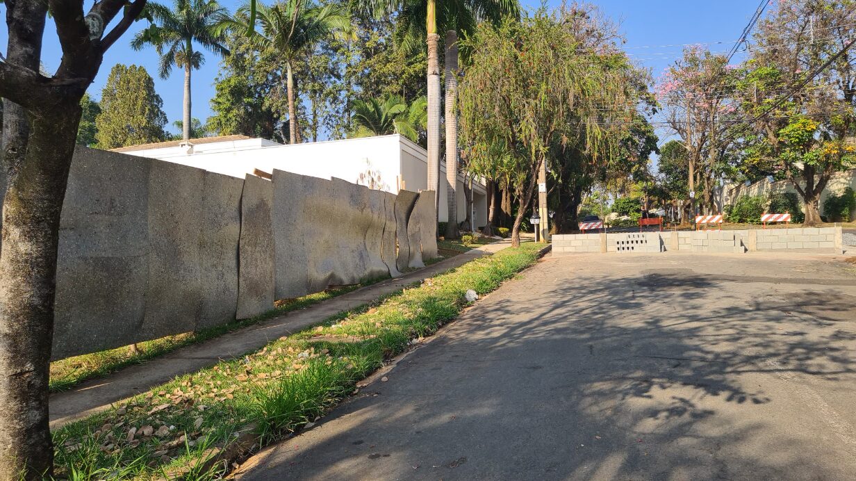 Furto de blocos de concreto e construção em rua termina na polícia