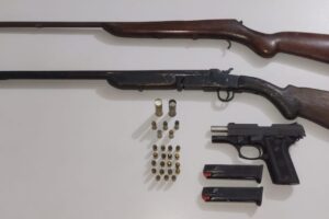 Homem é preso guardando pistola e espingardas, em Leme