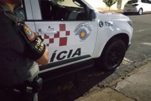 Jovem empina moto e é detido pela PM no Cecap, em Limeira