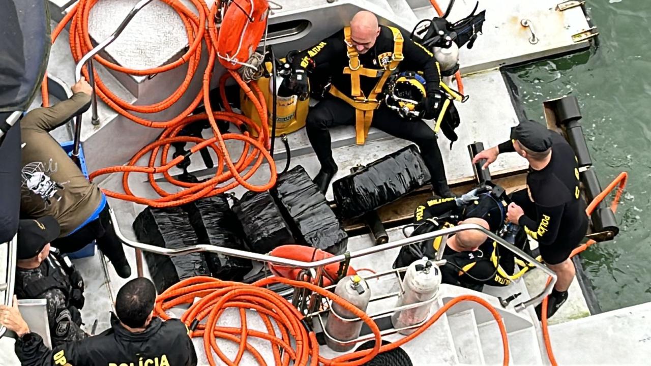 Mergulhadores do COE encontram droga grudada em navio em Santos