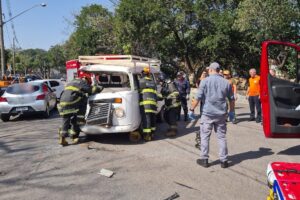 Motorista de Kombi fica ferido após acidente na Marginal Tatu, em Limeira 