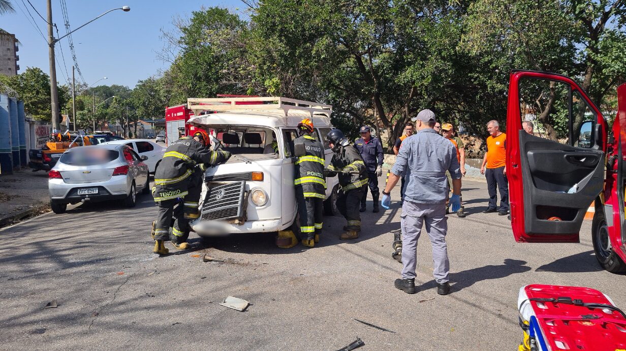 Motorista de Kombi fica ferido após acidente na Marginal Tatu, em Limeira 