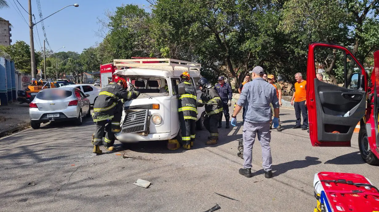 Motorista de Kombi fica ferido após acidente na Marginal Tatu, em Limeira