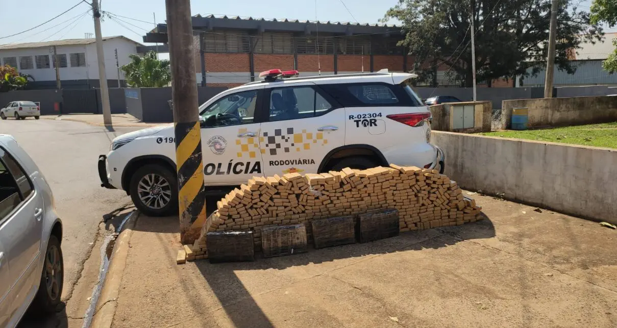 Motorista foge de fiscalização e abandona carro com 550 kg de maconha