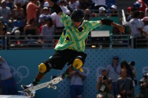 Augusto Akio conquista medalha de bronze no skate park em Paris