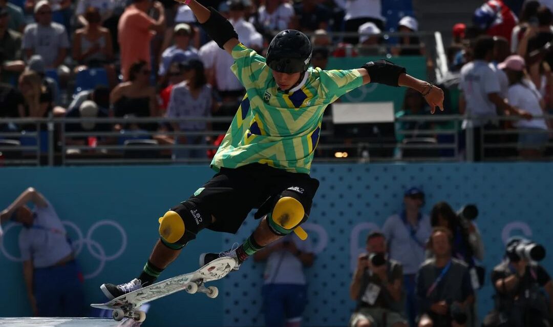 Augusto Akio conquista medalha de bronze no skate park em Paris