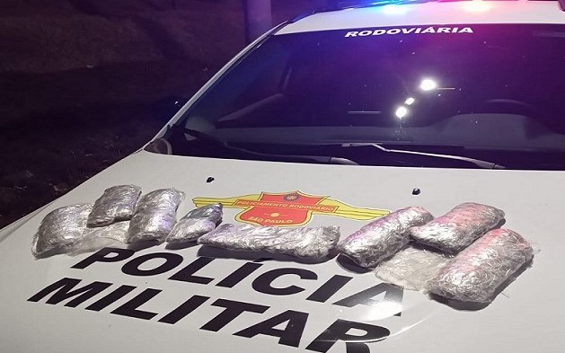 PM prende homem com drogas na panturrilha no interior de SP