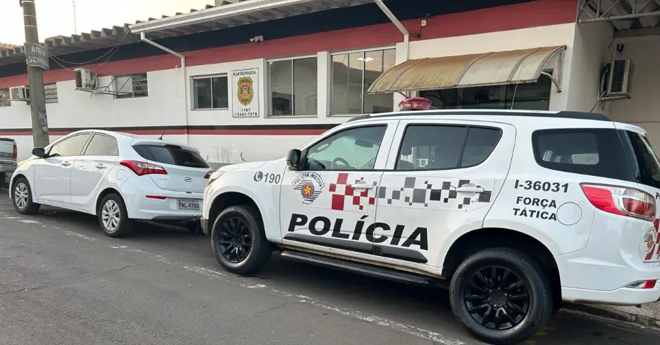 Rapaz é preso andando com carro furtado no Abílio Pedro