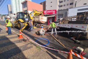 Reparo emergencial em rede de água interdita via no Centro de Limeira 