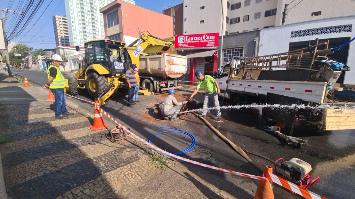 Reparo emergencial em rede de água interdita via no Centro de Limeira 