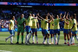 Seleção brasileira feminina de futebol ganha medalha de prata em Paris