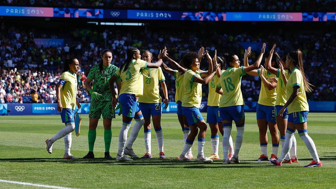 Seleção brasileira feminina de futebol ganha medalha de prata em Paris