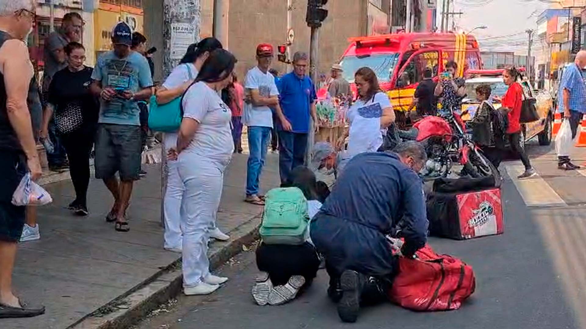 Acidente entre motos deixa duas pessoas feridas no Centro de Limeira