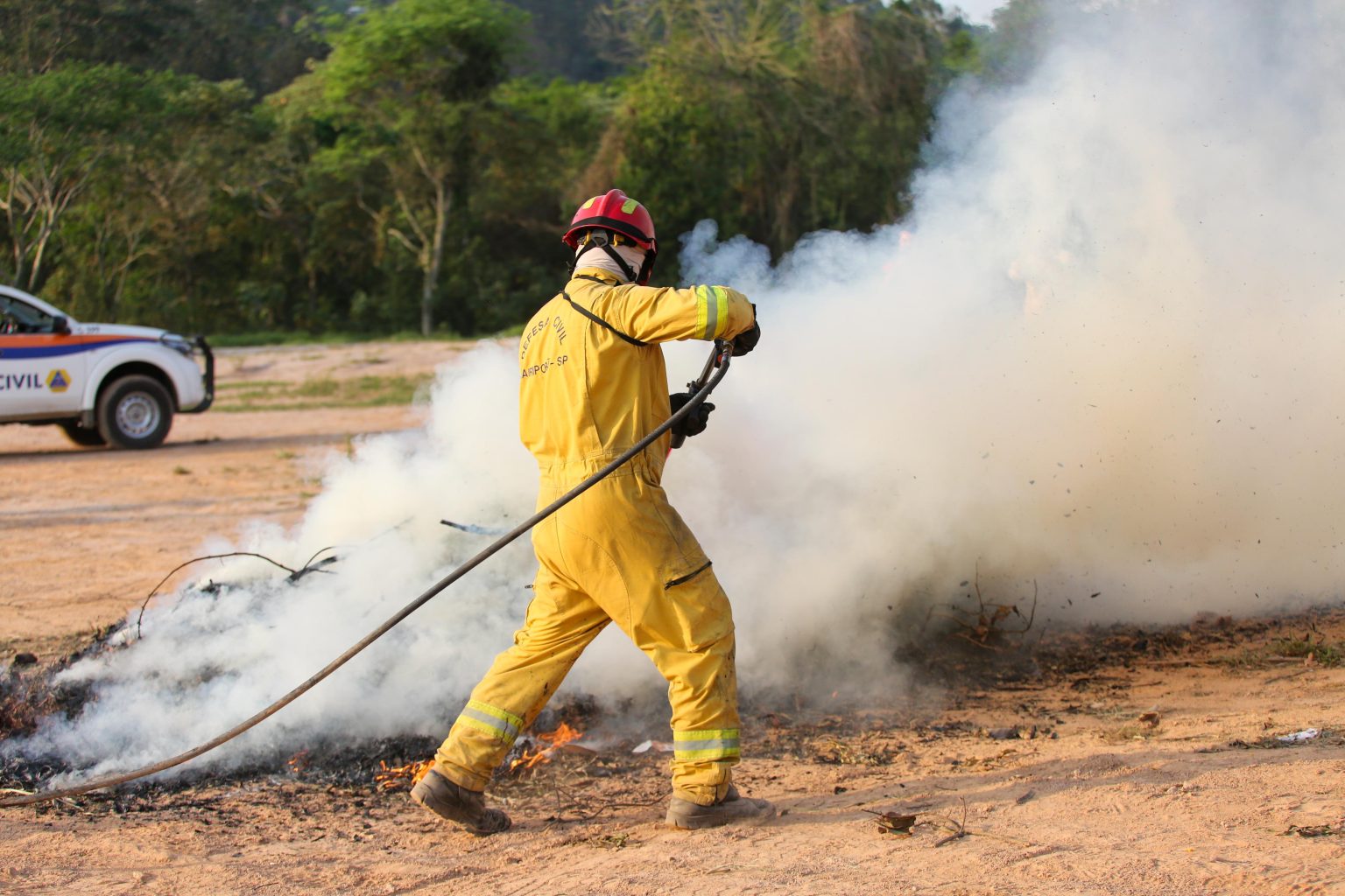 SP inicia testes com produto que apaga fogo 5 vezes mais rápido que a água