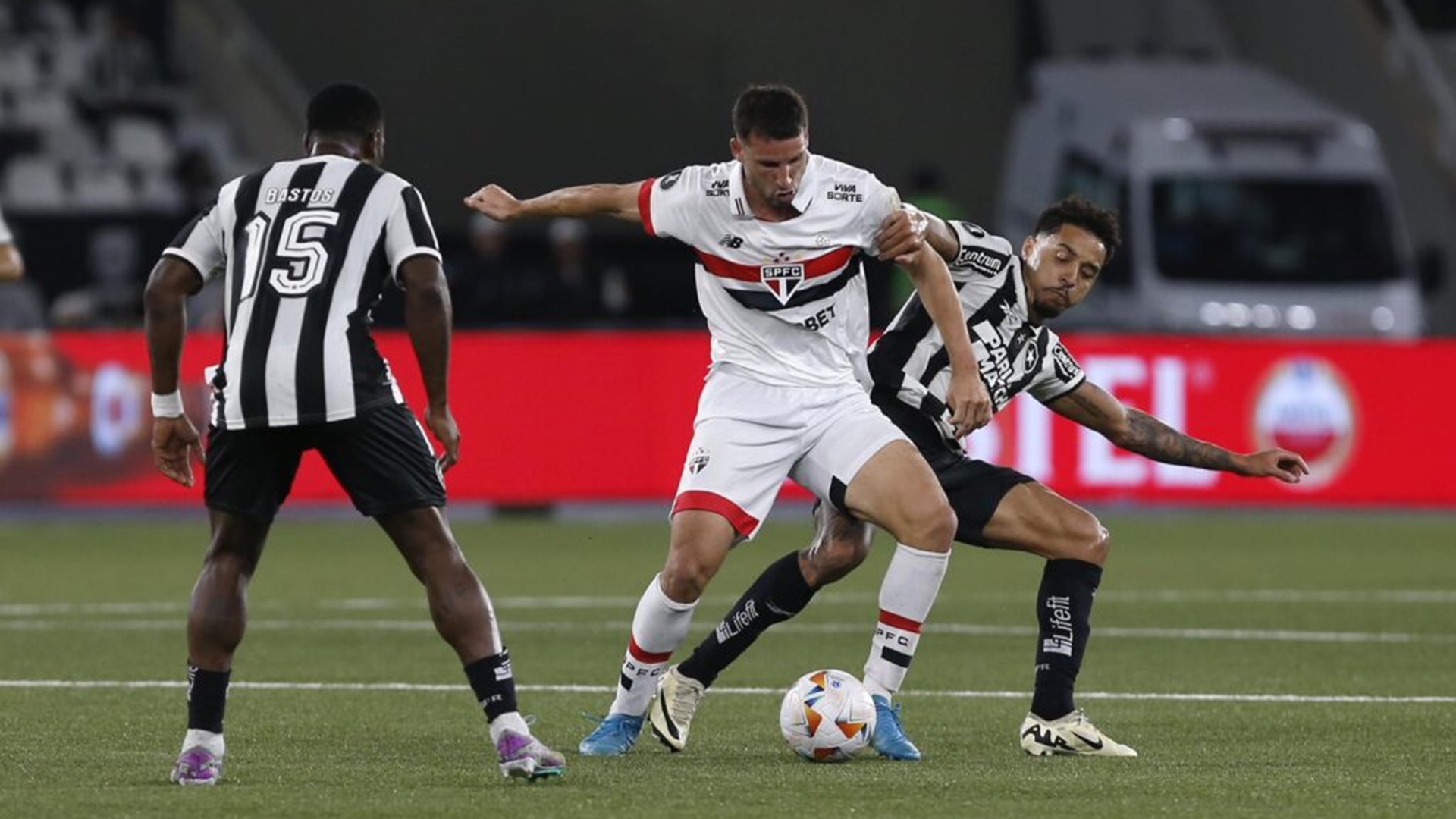 Botafogo e São Paulo empatam sem gols na Libertadores