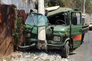 Caminhão atinge poste na Avenida Lauro Corrêa da Silva, em Limeira