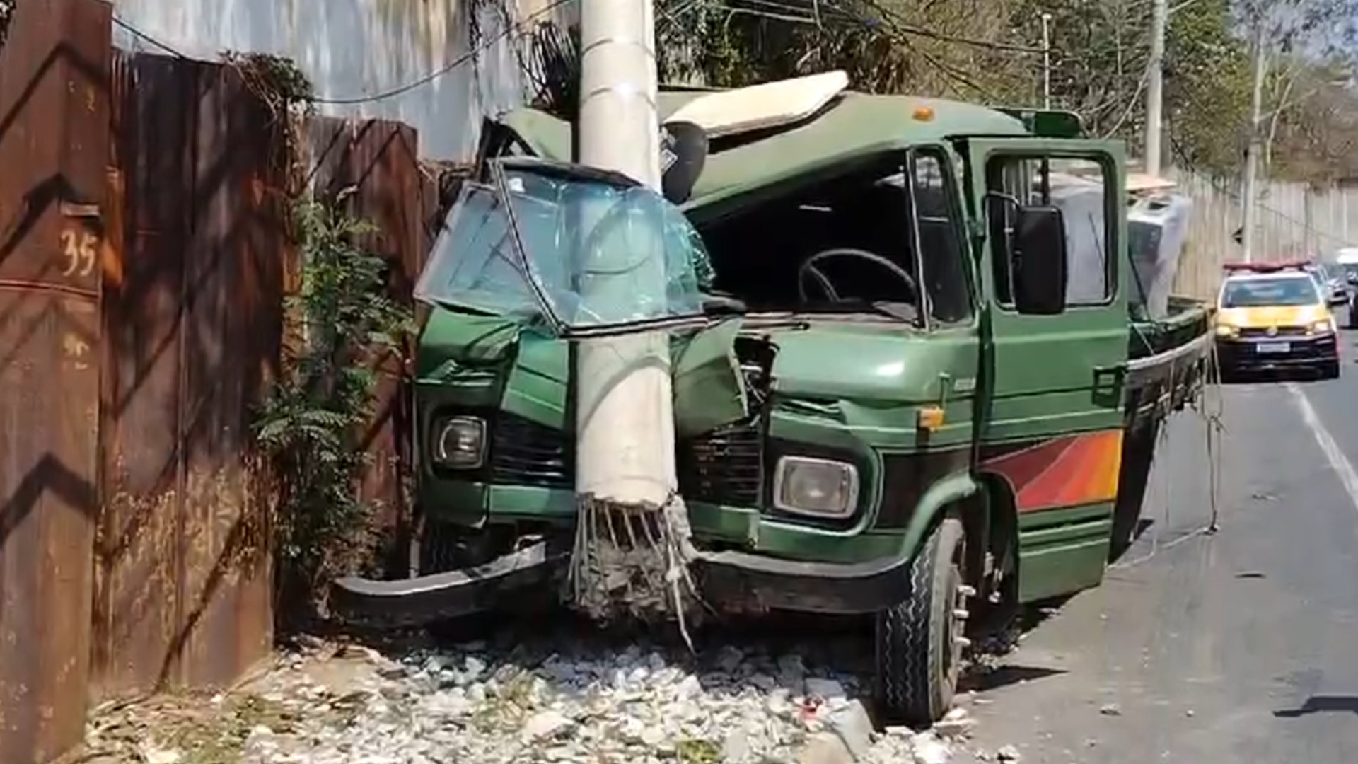 Caminhão atinge poste na Avenida Lauro Corrêa da Silva, em Limeira