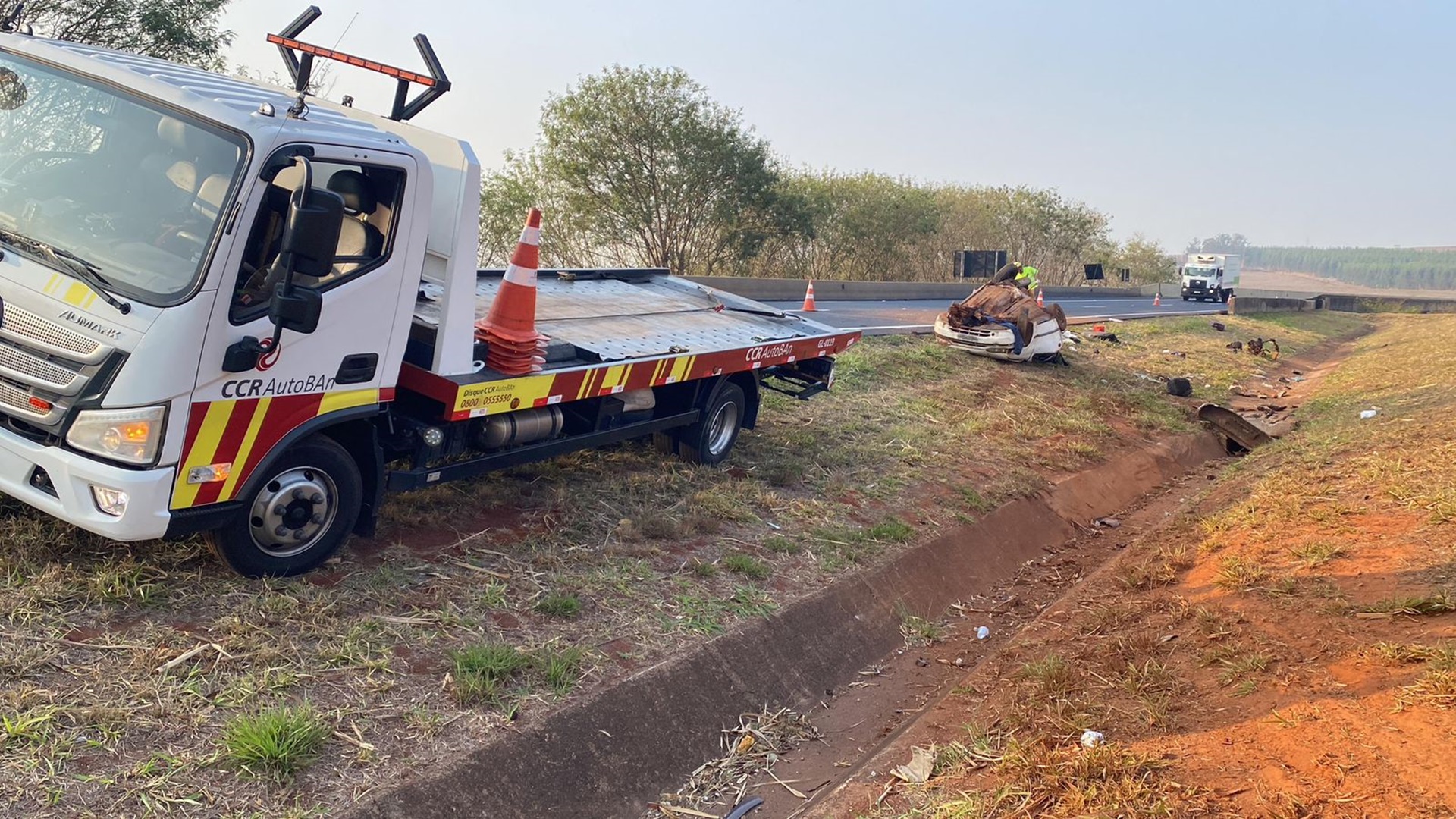 Capotamento deixa 3 pessoas em estado grave na Rodovia dos Bandeirantes, em Limeira