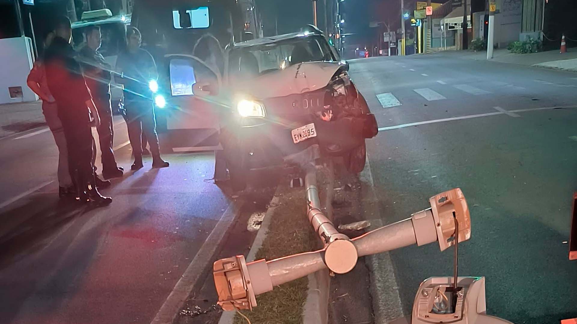 Carro atinge poste de iluminação na Av. Major Levy, em Limeira 