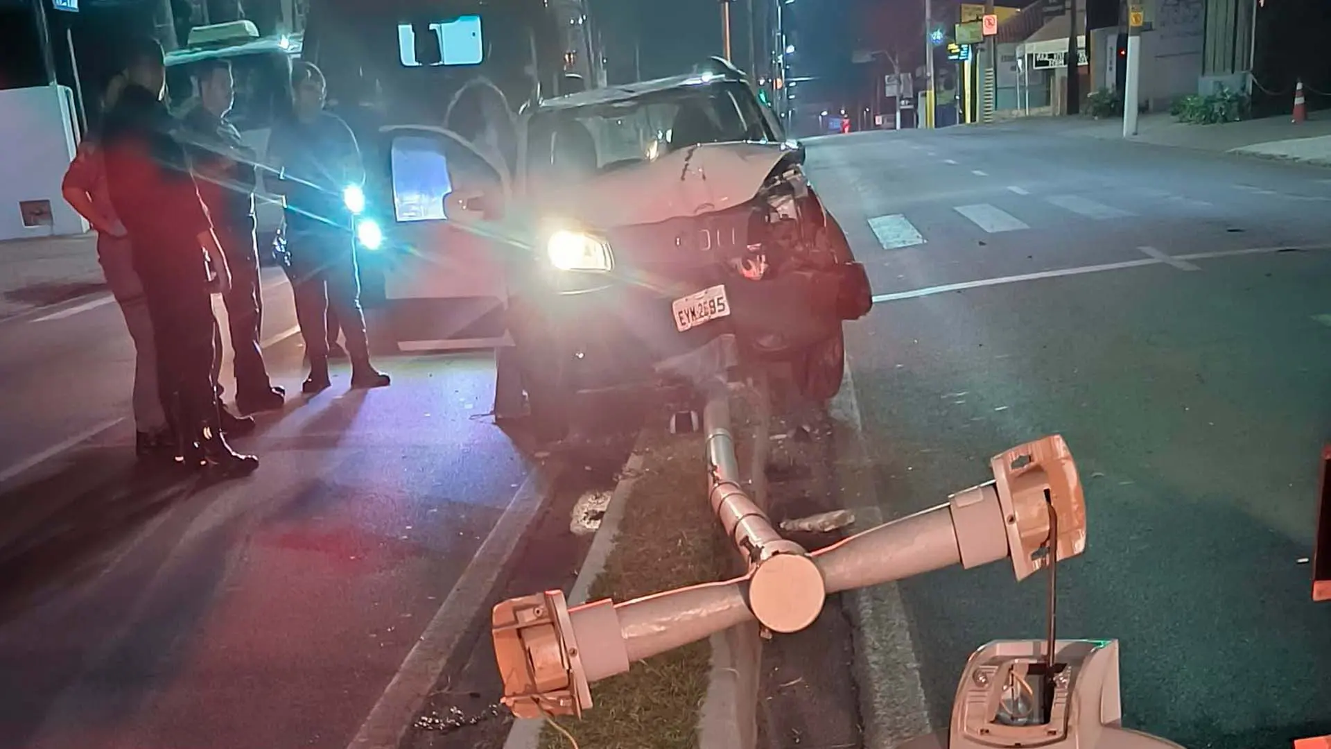 Carro atinge poste de iluminação na Av. Major Levy, em Limeira
