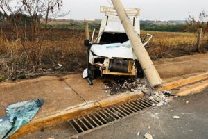 Carro derrapa em pedras e bate em poste na Via Jurandyr Paixão