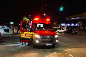 Carro realiza conversão irregular e atinge moto na Av. Laranjeiras