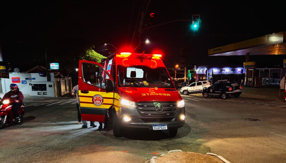 Carro realiza conversão irregular e atinge moto na Av. Laranjeiras