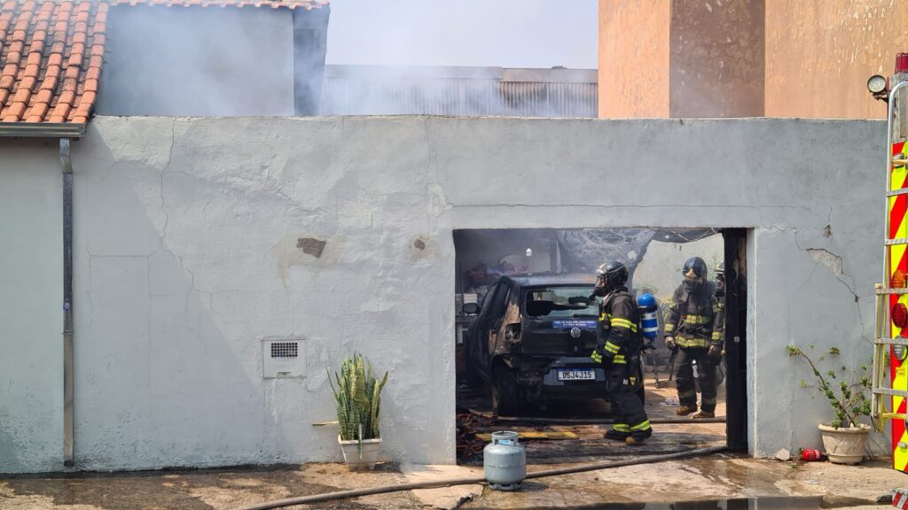 Casa pega fogo na Vila Independência (2)