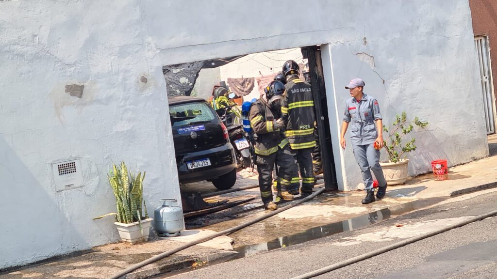 Casa pega fogo na Vila Independência (3)