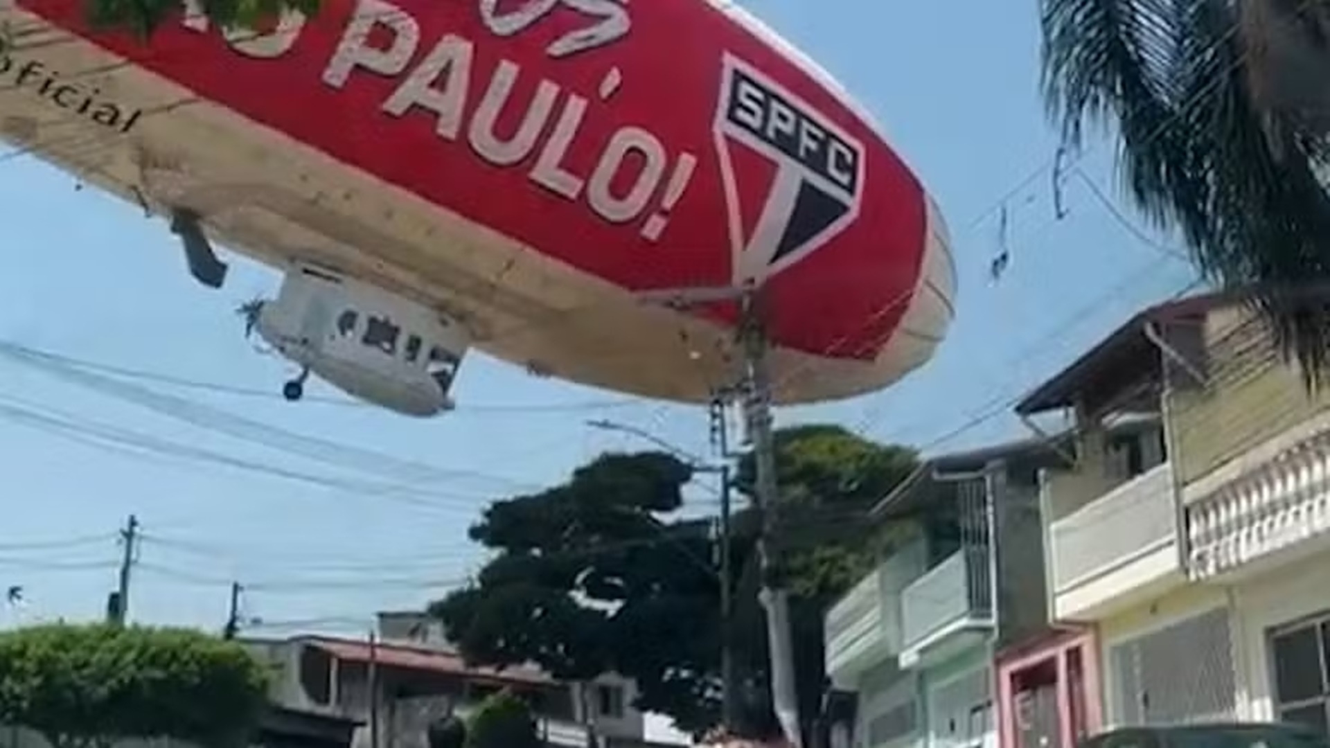 Dirigível com símbolo do São Paulo cai em Osasco; pessoa fica ferida