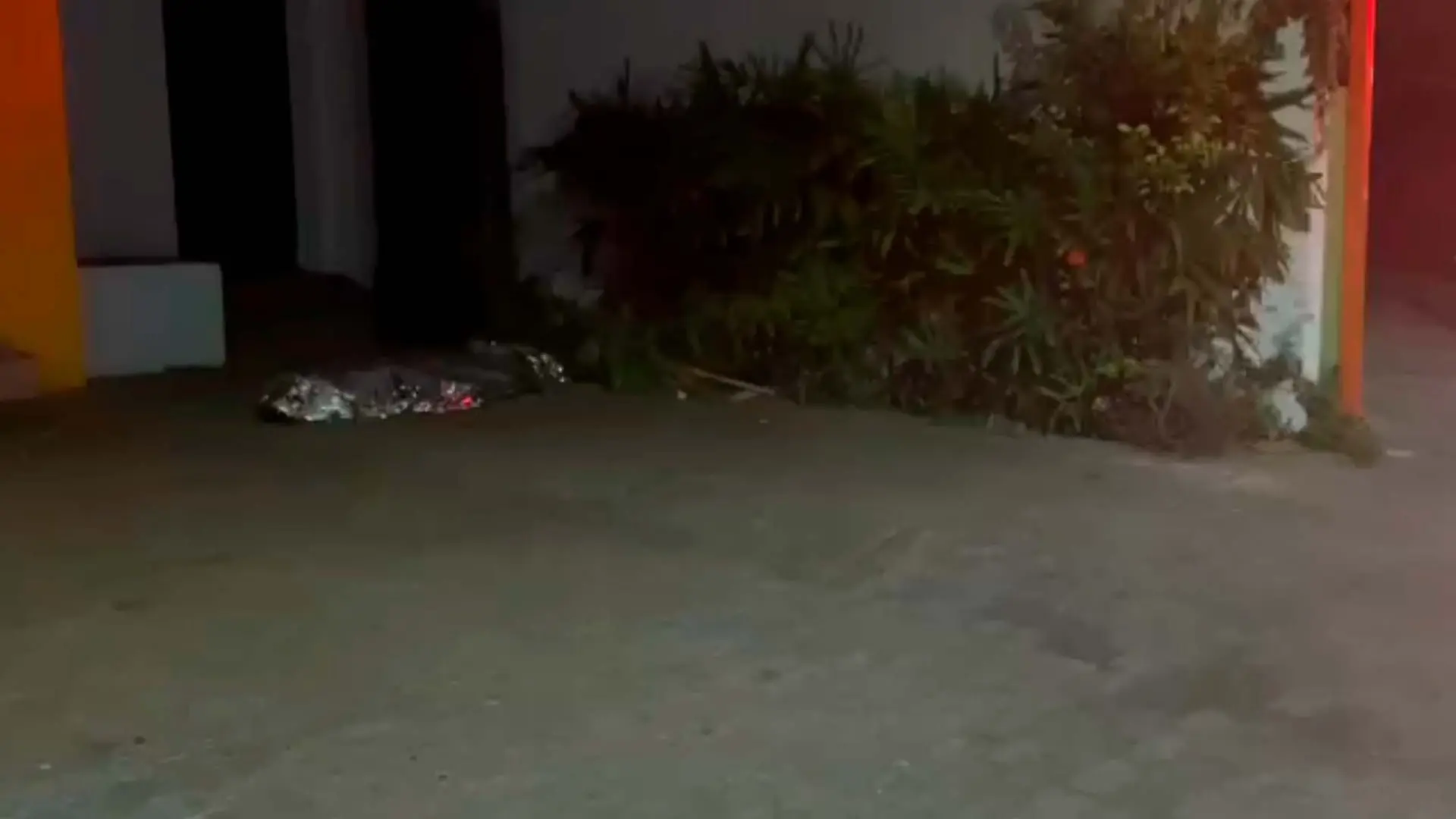 Homem é encontrado morto caído em calçada na Vila Cláudia, em Limeira