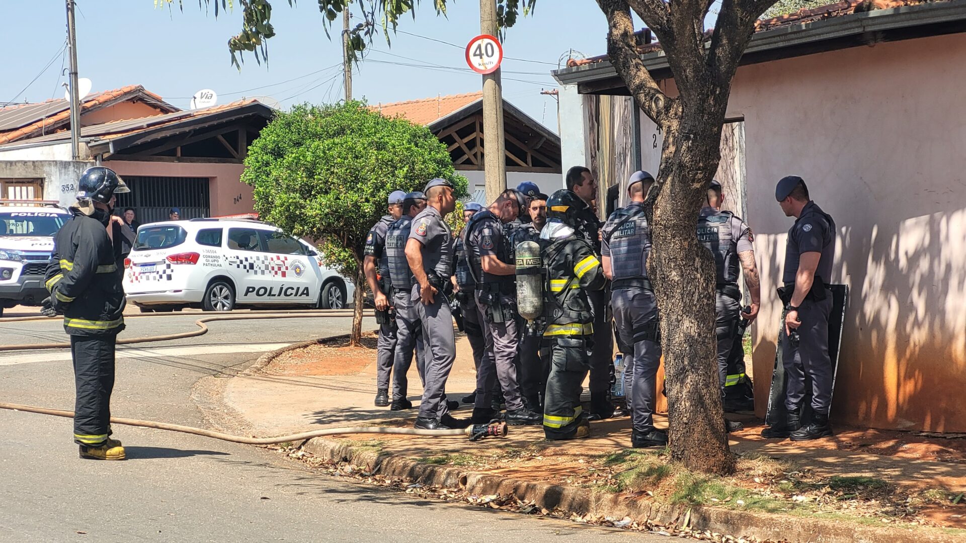 Homem em surto ameaça vizinhos com faca e incendiar casa no Águas da Serra, em Limeira