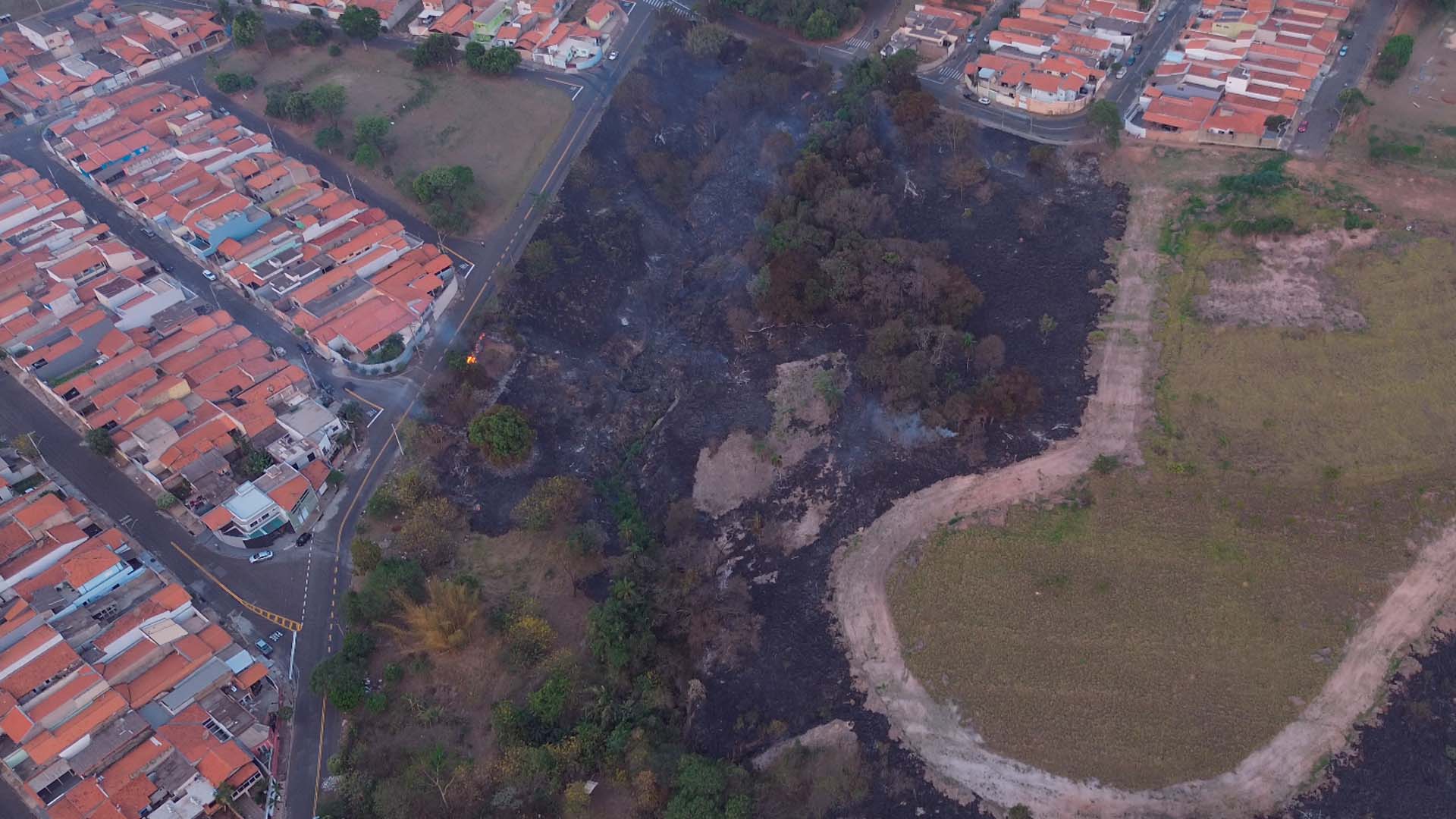 Imagens aéreas mostram estragos de incêndio no Graminha