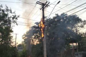 Incêndio atinge poste na Rua Capitão Bernardes, em Limeira 