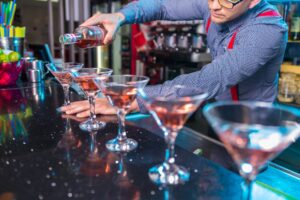 Inscrições para os cursos de bartender e design de sobrancelhas abrem nesta quinta