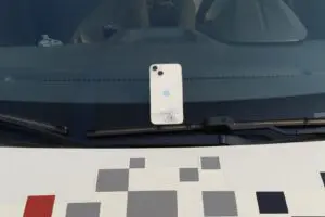Ladrão rompe lacre e furta celular de vitrine em loja de shopping, em Limeira