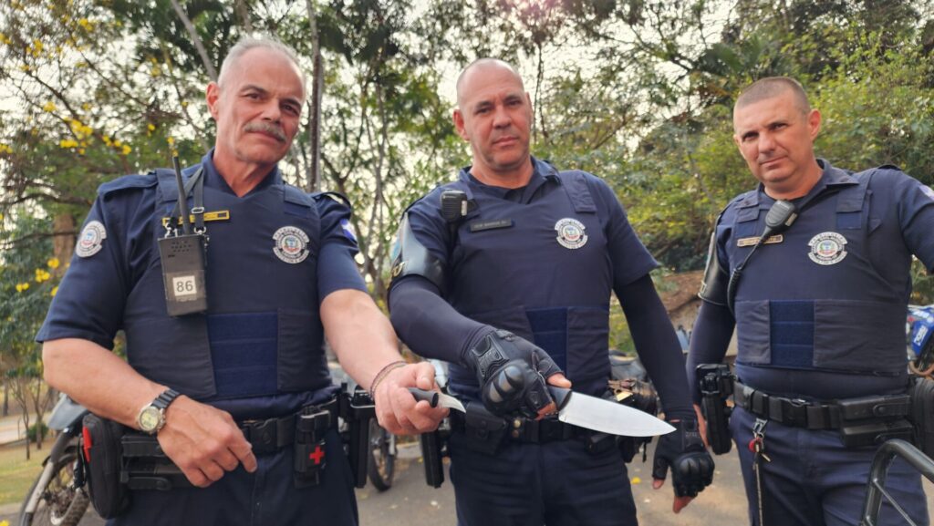 Morador de rua é detido com facas (3)