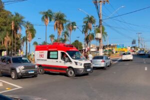 Motociclista fica ferido em acidente na rotatória das três avenidas