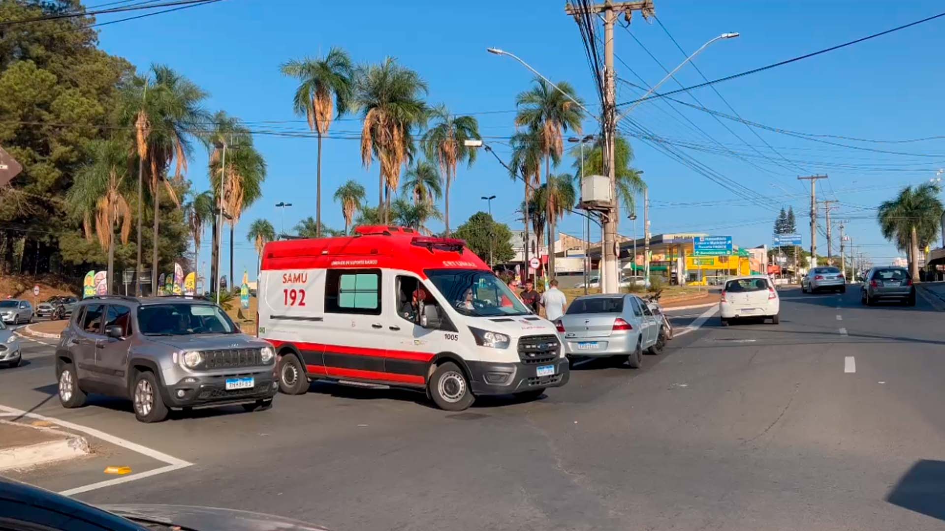 Motociclista fica ferido em acidente na rotatória das três avenidas