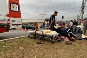 Motociclista fica gravemente ferido em colisão com carro na avenida Laranjeiras (1)