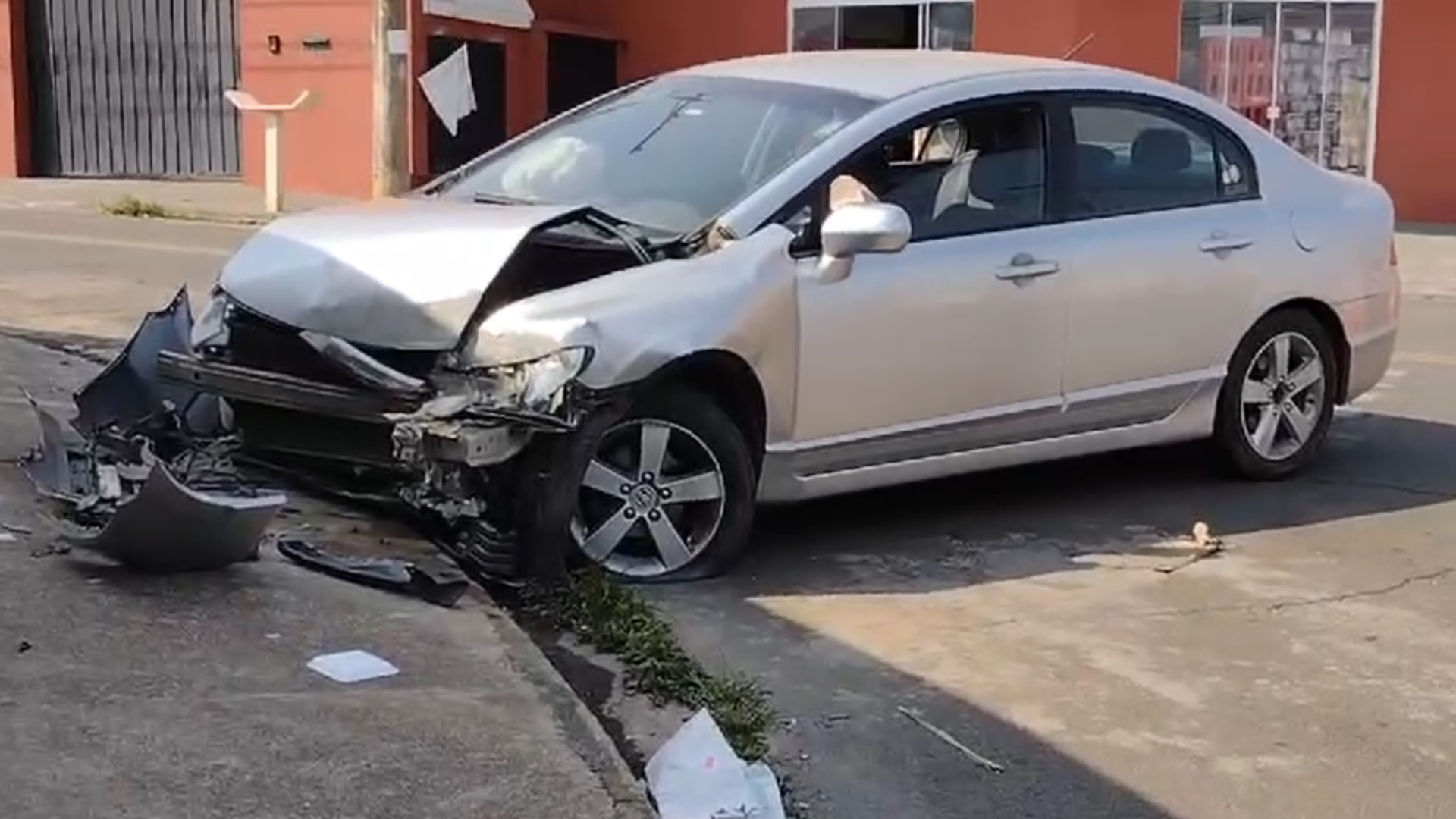 Mulher colide contra muro e fica ferida no Jd. Lagoa Nova, em Limeira