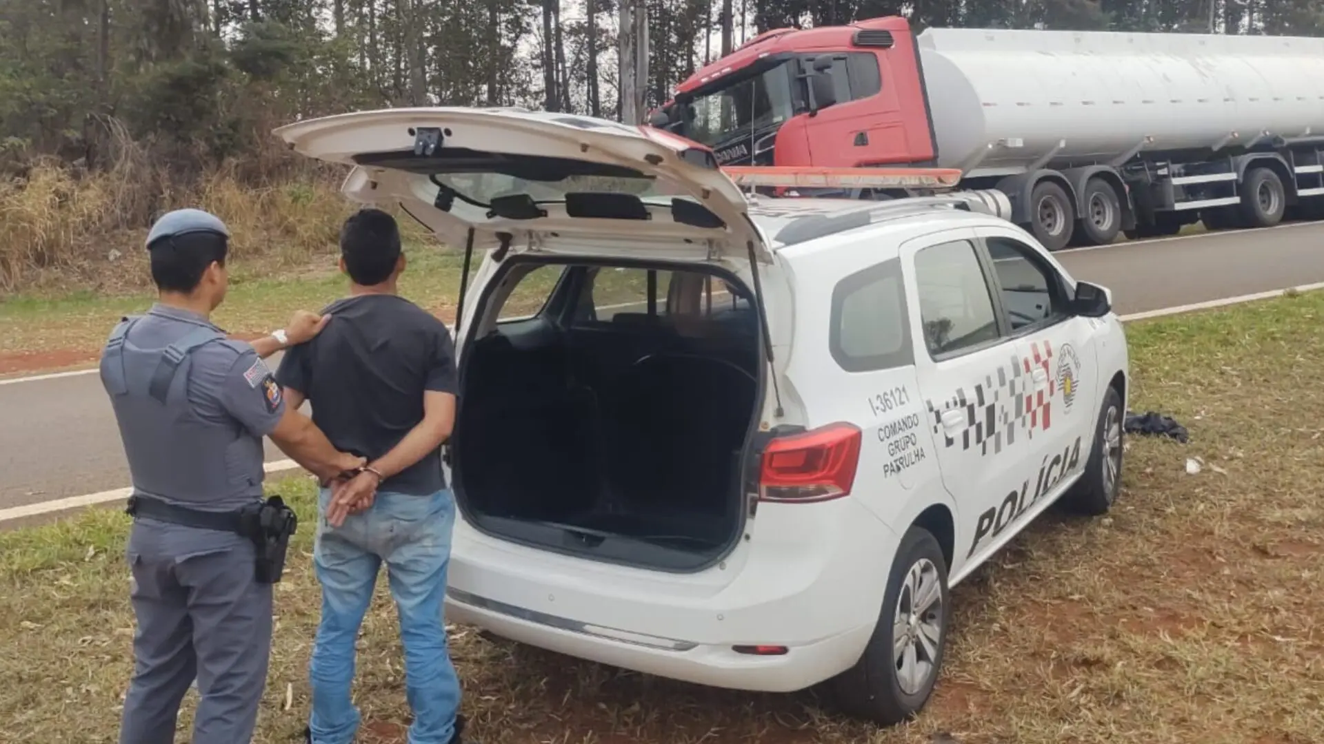 PM recupera caminhão roubado e carga avaliada em R$300 mil, em Artur Nogueira