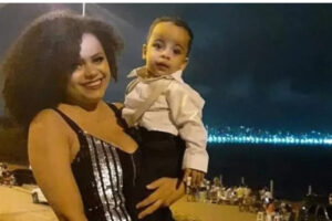 Polícia encontra mãe com cabeça do filho de 6 anos no colo e faca na mão