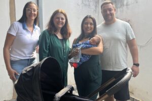 Primeiro bebê nascido no aniversário de Limeira é presenteado pela Galzerano