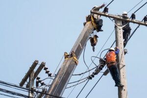 Remoção de postes suspende energia elétrica na região do Jd. Alto do Lago, em Limeira